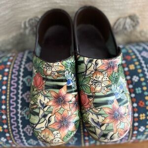Dansko Hawaiian Tropical Floral Clog Sz 39
